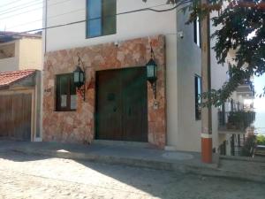 um edifício com uma porta de madeira ao lado em NISE em Puerto Vallarta
