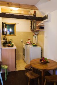 una pequeña cocina con mesa y nevera en Плави вајат 