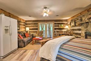 1 dormitorio con 1 cama grande en una habitación con sofá en Cozy Smoky Mtn Retreat on River with Fire Pit and Deck, en Townsend