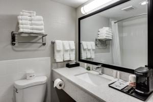 Vannituba majutusasutuses Days Inn & Suites by Wyndham Spokane