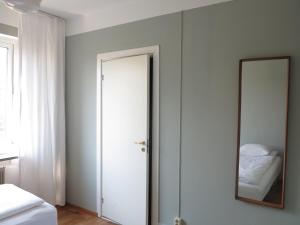 Una cama o camas en una habitación de HEMMET Simrishamns vandrarhem och B&B