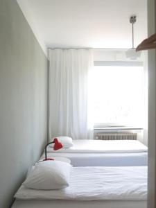 Una cama o camas en una habitación de HEMMET Simrishamns vandrarhem och B&B