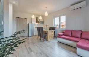 ファジャナにある2 BEDROOM APARTMENT PEROJの赤いソファとテーブルのあるリビングルーム