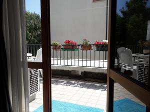 vista su un balcone con tavolo e sedie di Monolocale Liola a Mestre