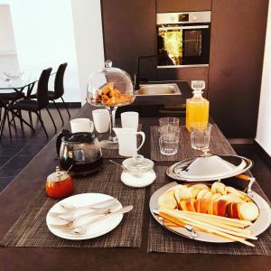 una mesa con platos de comida encima en Villa tranquility, en Lagonisi