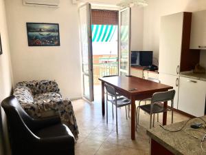 een woonkamer met een tafel en een stoel bij Ermes in Levanto