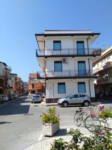 un edificio con dos bicicletas estacionadas en un estacionamiento en Appartamento ad Oliveri Centro, en Oliveri