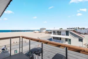 ハモサビーチにあるSea Sprite Ocean Front Hotelのビーチハウスのバルコニーからビーチの景色を望めます。