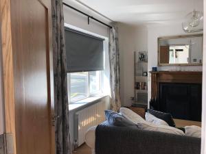 uma sala de estar com um sofá e uma janela em Sonas Luxury Living em Dungarvan