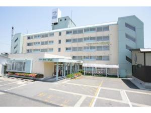 ein leerer Parkplatz vor einem Krankenhaus in der Unterkunft Business Hotel Heisei - Vacation STAY 90554 in Yonezawa