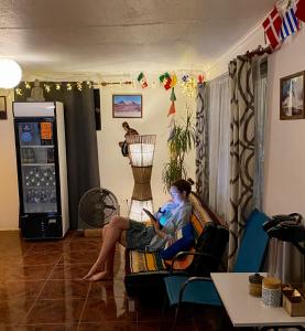 聖佩德羅·德·阿塔卡馬的住宿－Posada Atacameña，坐在客厅椅子上的女人