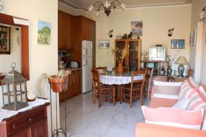 cocina y sala de estar con mesa y sillas en Apartment Eleni en Paramonas