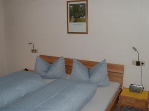 Un pat sau paturi într-o cameră la Ferienwohnung Rottensteiner Sybille inclusiv Sommercard
