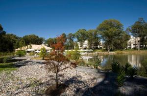 Vue sur un lac avec des bâtiments en arrière-plan dans l'établissement Green Park Punta 2, à Punta del Este