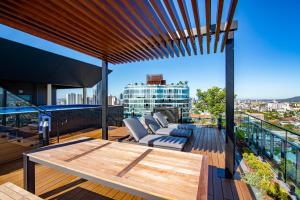 - un balcon avec une table et des chaises dans un bâtiment dans l'établissement Fortitude Valley Apartments by CLLIX, à Brisbane