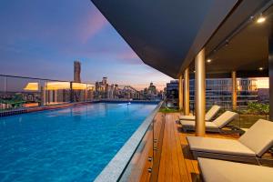 Kolam renang di atau dekat dengan Fortitude Valley Apartments by CLLIX