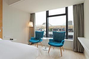 Un pat sau paturi într-o cameră la Haikou Meilan International Airport Hotel