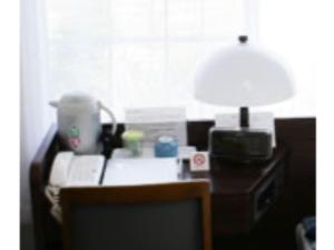 a desk with a lamp and a computer on it at Business Hotel Heisei - Vacation STAY 90553 in Yonezawa