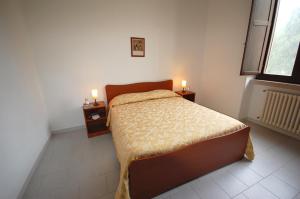 una camera con un letto e due candele sui tavoli di Albergo Del Santuario a Leuca