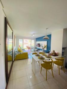 un soggiorno con tavolo e letto di Flat beira mar de Carneiros 2 quartos a Praia dos Carneiros Altre 52 foto