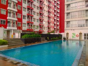 Πισίνα στο ή κοντά στο Modern Studio Apartment at Taman Melati Margonda near Universitas Indonesia By Travelio