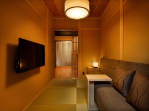 京都的住宿－Kanade Higashiyama-Sanjo，带沙发和电视的客厅