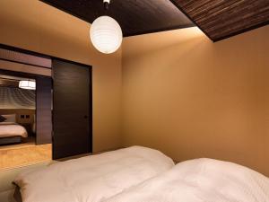 Кровать или кровати в номере Kanade Higashiyama-Sanjo