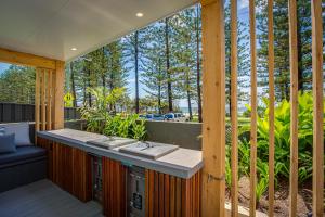 una cocina al aire libre con encimera en una terraza en Burleigh Esplanade Apartments, en Gold Coast
