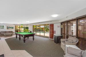 una sala de estar con una mesa de billar. en Burleigh Esplanade Apartments, en Gold Coast