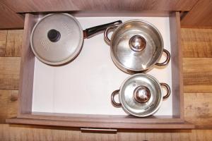 two copper pots in a wooden box with a pen at Molex Apartments 3 in Chernihiv