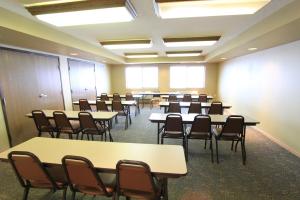 Zimmer mit Tischen und Stühlen in der Unterkunft AmericInn by Wyndham Cedar Rapids Airport in Cedar Rapids + 43 Fotos