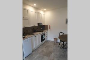 A kitchen or kitchenette at The Bower@ Kings Cottage