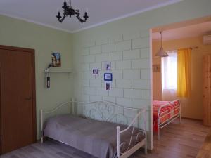 سرير أو أسرّة في غرفة في Mozhevel Apartments
