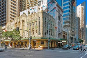 シドニーにあるCriterion Hotel Sydneyの賑やかな街路の角の建物