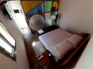 シラクーサにあるApartment Punto Zeroの小さな部屋(ベッド1台、鏡付)