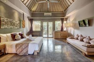 a bedroom with two beds and a ceiling at MATHIS Retreat Ubud in Ubud