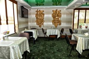 Green City Hotel tesisinde bir restoran veya yemek mekanı