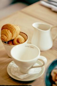 uma tigela de croissants e uma chávena de café numa mesa em Ring Premier Hotel em Yaroslavl