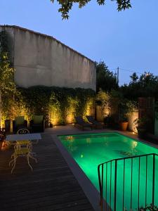 een zwembad in een achtertuin 's nachts bij Avignon Campagne in Avignon