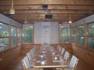 ein großer Konferenzraum mit einem langen Tisch und Stühlen in der Unterkunft Kurfal Hotel in Agva