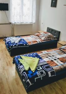 ジニンにあるSTARa KAMIENICaの部屋に並んで置かれた2つのベッド