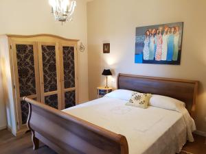 サーレ・マラジーノにあるVilla Gaiaのベッドと壁に絵が飾られた寝室 +45枚の写真