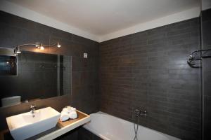 a bathroom with a sink and a tub and a sink at Hotel Athina in Elati Zagori