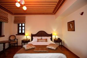 Un pat sau paturi într-o cameră la Hotel Athina
