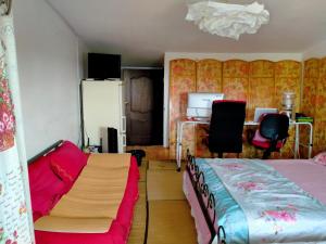 1 dormitorio con 1 cama, 2 sillas y escritorio en Yi Ju Homestay-ZhuanQiao Subway Station, MinHang District, en Shanghái