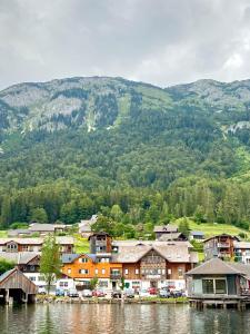 una ciudad junto al agua con una montaña en el fondo en Ferienwohnung Seeblick Grundlsee en Grundlsee