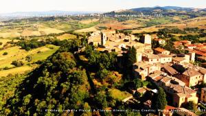 uma vista aérea de uma pequena aldeia com casas e árvores em B&B Il Glicine em Montefollonico