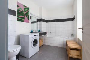 bagno con lavatrice e servizi igienici di Travel Homes - Le GreenBay, Adorable et agréable a Mulhouse