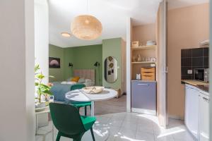 una cucina e un soggiorno con tavolo e sedie di Travel Homes - Le GreenBay, Adorable et agréable a Mulhouse