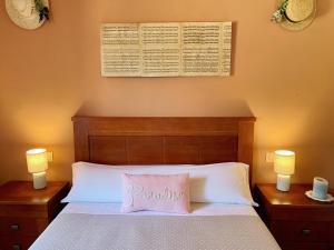 Una cama con una almohada rosa encima. en Casa Quinta de Teanes, en Salvatierra de Miño